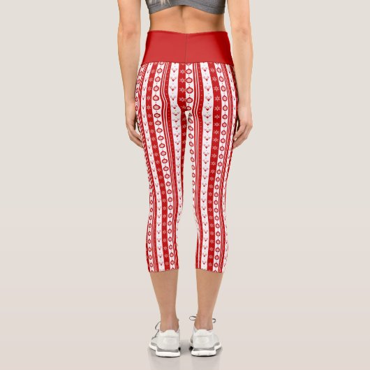 Weiße und rote Weihnachtsferde und Schneeflocken H Capri Leggings (Rückseite)