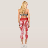 Weiße und rote Weihnachtsferde und Schneeflocken H Capri Leggings (Rückseite)