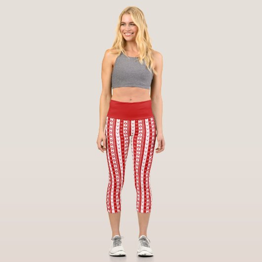 Weiße und rote Weihnachtsferde und Schneeflocken H Capri Leggings (Vorderseite)