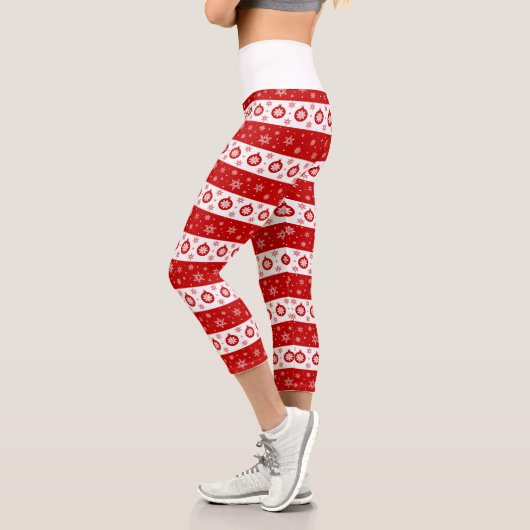 Weiße und rote Weihnachtsschneeflocken Capri Leggings (Links)