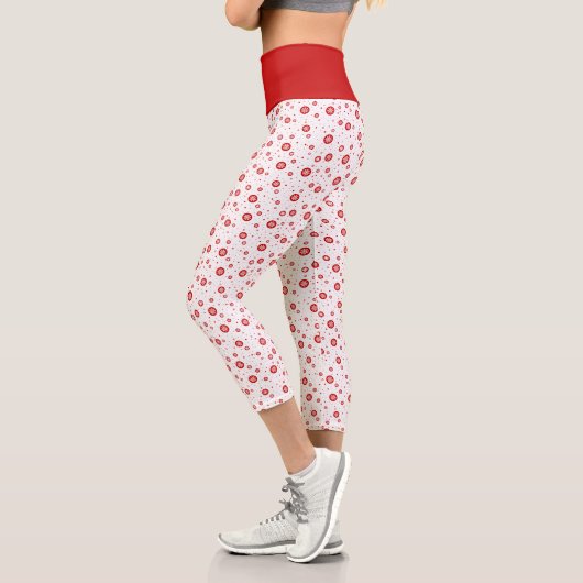 Weiße und rote Weihnachtsschneeflocken Muster Capri Leggings (Links)