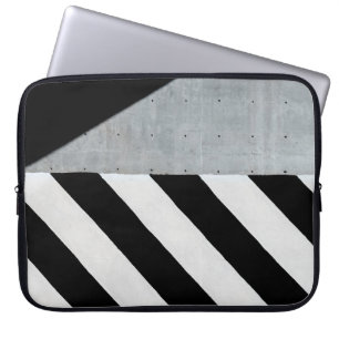 Weiße und schwarze diagonal gestreifte Farbe an de Laptopschutzhülle