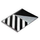 Weiße und schwarze diagonal gestreifte Farbe an de Notizblock (Linke Seite)