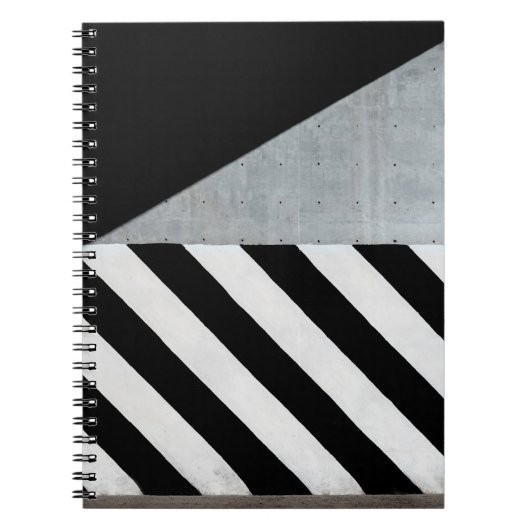 Weiße und schwarze diagonal gestreifte Farbe an de Notizblock (Vorderseite)