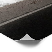 Weiße und schwarze diagonal gestreifte Farbe an de Poster (Ecke)