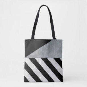Weiße und schwarze diagonal gestreifte Farbe an de Tasche