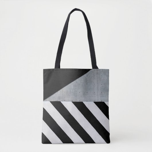 Weiße und schwarze diagonal gestreifte Farbe an de Tasche (Vorderseite)