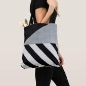 Weiße und schwarze diagonal gestreifte Farbe an de Tasche (Von Nahem)