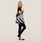 Weiße und schwarze diagonal gestreifte Farbe an de Tasche (Am Model)