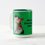 Weiße und schwarze Katze & Rentierspielzeug Zweifarbige Tasse (Vorderseite Links)