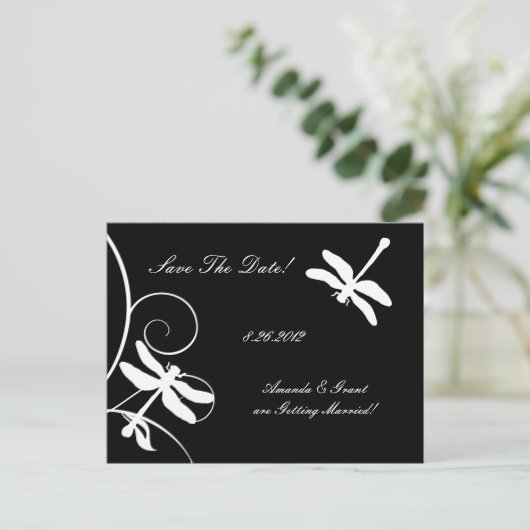 Weiße und schwarze Libelle Save the Date Ankündigungspostkarte (Stehend Vorderseite)