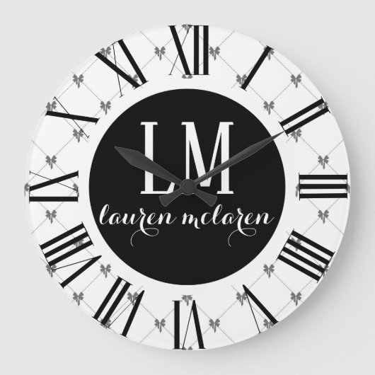 Weiße und schwarze Monogrammschleife Große Wanduhr (Vorderseite)