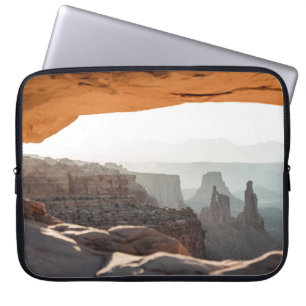 WEISSE UND SCHWARZE ROCKFORMATION UNTER BLAUER HAU LAPTOPSCHUTZHÜLLE