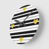 Weiße und schwarze Streifen mit goldenen Herzen Runde Wanduhr (Winkel)