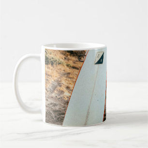 Weiße und schwarze Surfbretter Kaffeetasse