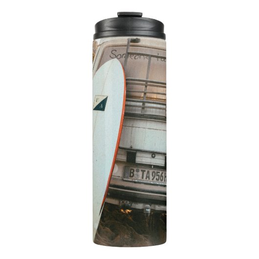 Weiße und schwarze Surfbretter Thermosbecher (Vorderseite)