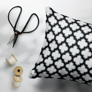 Weiße und schwarze Trellis, Gitter, Quatrefolie Dekokissen
