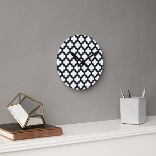 Weiße und schwarze Trellis, Gitter, Quatrefolie Runde Wanduhr (Büro)