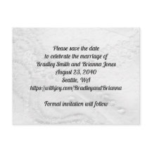 Weiße und silberne Spitzen und Perlen auf Satin