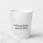 Weiße und silberne Spitzen und Perlen auf Satin Pappbecher (Vorderseite)