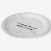 Weiße und silberne Spitzen und Perlen auf Satin Pappteller (Schrägansicht)