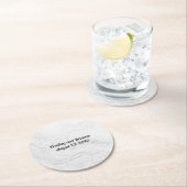 Weiße und silberne Spitzen und Perlen auf Satin Runder Pappuntersetzer (Vor Ort)