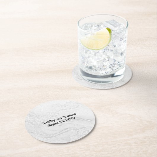 Weiße und silberne Spitzen und Perlen auf Satin Runder Pappuntersetzer (Vor Ort)