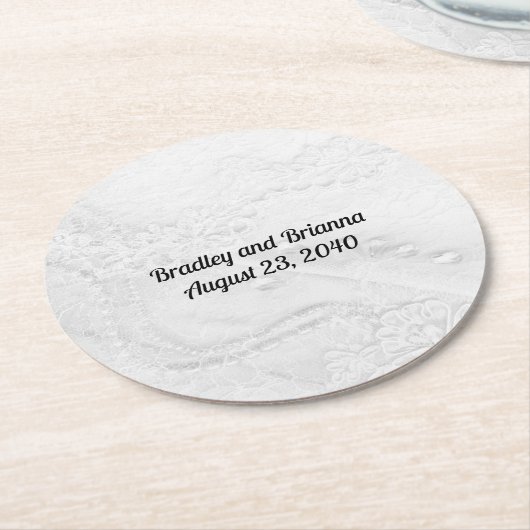 Weiße und silberne Spitzen und Perlen auf Satin Runder Pappuntersetzer (Angewinkelt)