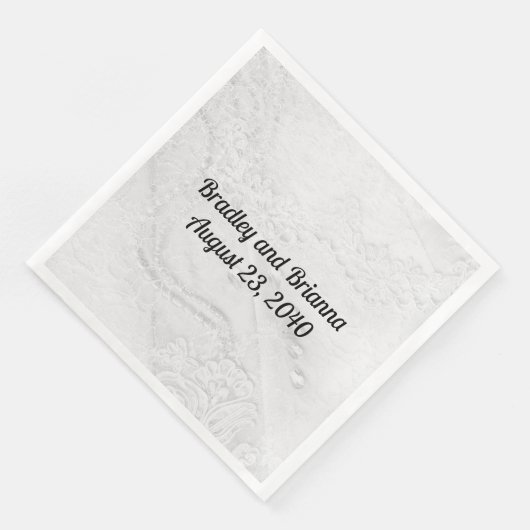 Weiße und silberne Spitzen und Perlen auf Satin Serviette (Ecke)