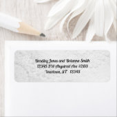 Weiße und silberne Spitzen und Perlen auf Satin We (Insitu)