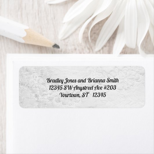 Weiße und silberne Spitzen und Perlen auf Satin We (Insitu)