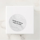 Weiße und silberne Spitzen und Perlen auf Satin We Geschenkanhänger (Beispiel)