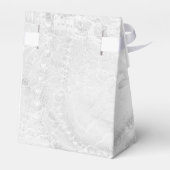 Weiße und silberne Spitzen und Perlen auf Satin We Geschenkschachtel (Rückseite)