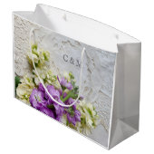 Weiße und violette Blumen an alter Spitze Große Geschenktüte (Rückseite Schrägansicht)