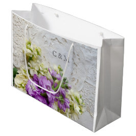 Weiße und violette Blumen an alter Spitze Große Geschenktüte
