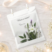 Weiße und violette Blumen, Blätter Geschenktütchen (Ausgeschnitten)
