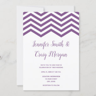 Weiße und violette Chevron-Besatz-Hochzeit Einladung