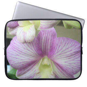 Weiße und violette Orchideen auf einem Laptop Slee Laptopschutzhülle