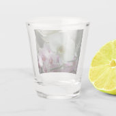 Weiße und violette Orchideen Schnapsglas (Rückseite)