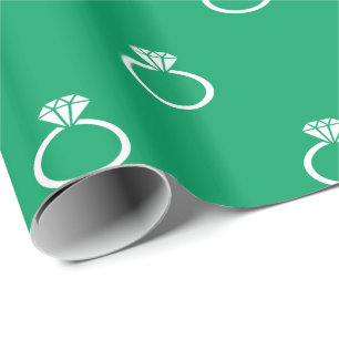 Weiße Verlobungsringe auf Shamrock-Grün Geschenkpapier