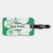 Weiße, vierblättrige Klee auf grünem Boden Gepäckanhänger (Rückseite horizontal)