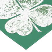 Weiße, vierblättrige Klee auf grünem Boden Kurzer Tischläufer (Ecke)