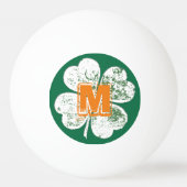 Weiße, vierblättrige Klee auf grünem Boden Tischtennisball (Rückseite)