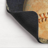 Weiße Vintage-Baseballhandschuhe mit roter Naht Mousepad (Ecke)