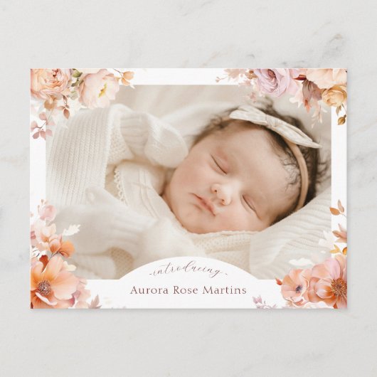 Weiße Vintage Blütenfallen Foto Geburt Ankündigungspostkarte (Vorderseite)