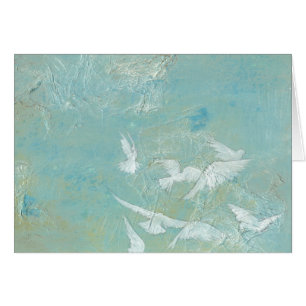 Weiße Vögel, die durch blauen Himmel fliegen