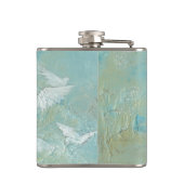 Weiße Vögel, die durch blauen Himmel fliegen Flachmann (Rückseite)