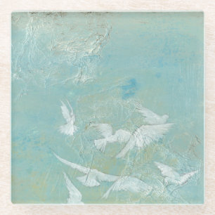 Weiße Vögel, die durch blauen Himmel fliegen Glasuntersetzer