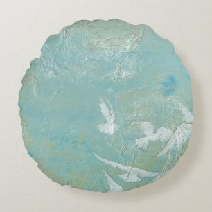 Weiße Vögel, die durch blauen Himmel fliegen Rundes Kissen