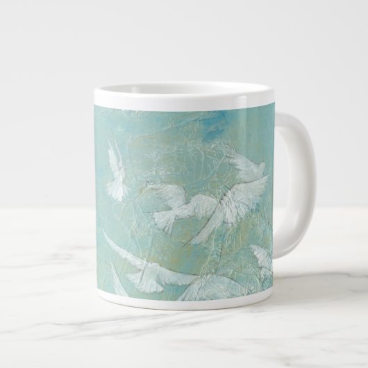 Weiße Vögel fliegen durch den blauen Himmel Jumbo-Tasse (Vorderseite Rechts)
